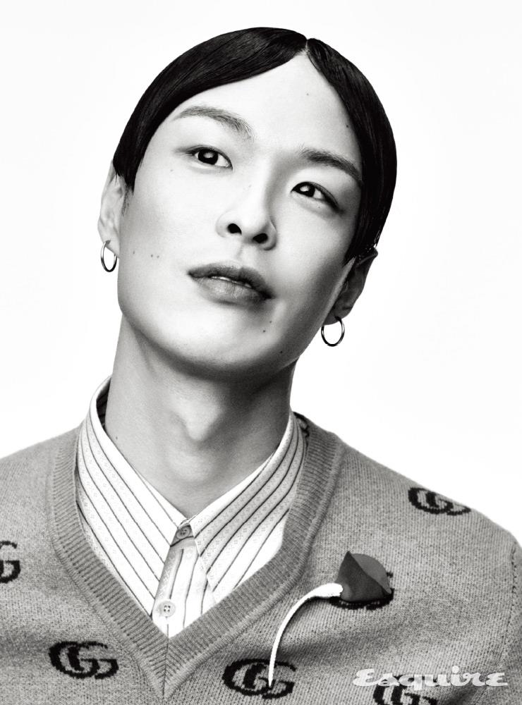스웨터 120만원, 셔츠 109만원 모두 구찌. 플래티넘과 다이아몬드, 레드 실크가 조합된 꽃 모양 엘사 퍼레티 아마폴라 브로치 가격 미정 티파니.