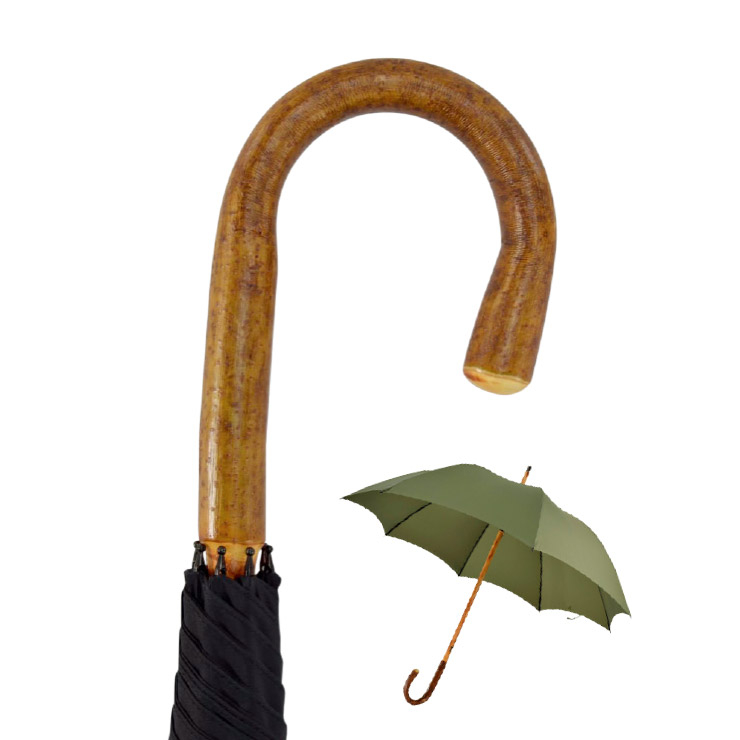 <FOX UMBRELLAS> 폭스 엄브렐라의 신제품 중 가장 눈에 띈 것은 은은한 녹색빛이 도는 올리브나무 우산. 야생 올리브나무가 자라면서 휘어진 형태를 그대로 살려 우산으로 만들었다. 손잡이와 몸통 부분도 하나의 나무로 만들어, 폐기물도 줄였고 튼튼하기도 하다.