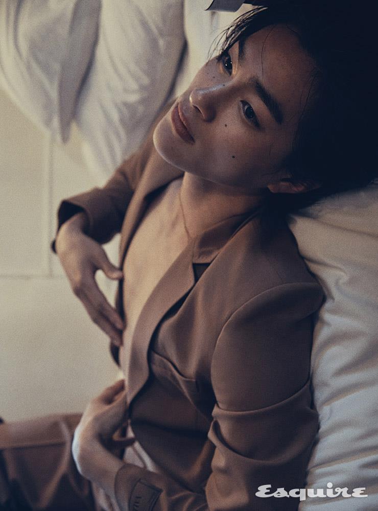 브라운 울 싱글브레스티드 재킷 410만원, 팬츠 170만원 모두 발렌티노. 네크리스 가격 미정 발렌티노 가라바니.