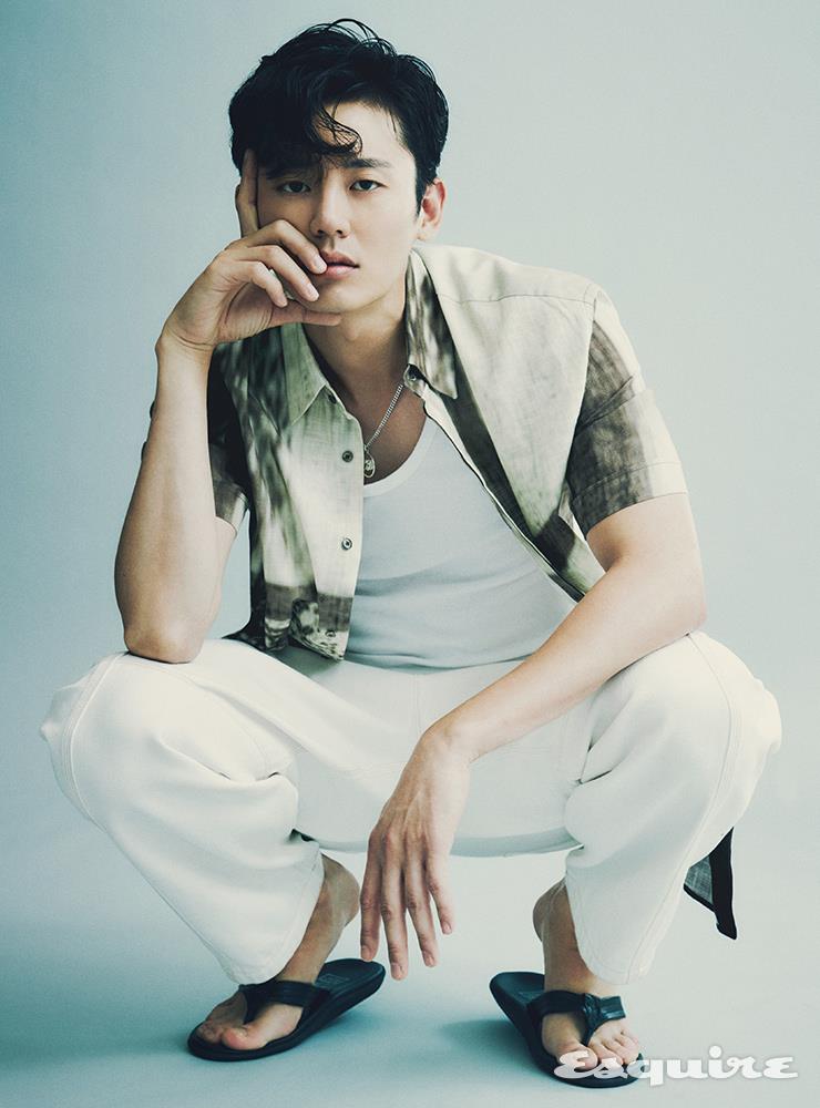 리넨 셔츠 펜디. 슬리브리스 톱 에디터 소장품. 팬츠 누마레. 네크리스 디올 맨. 플립플롭 아일랜드 슬리퍼.