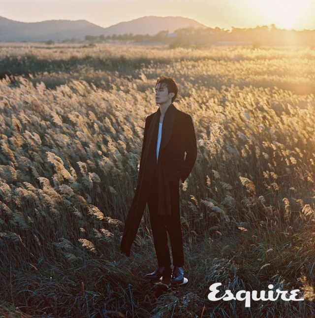 턱시도 재킷, 바지, 부츠, 머플러 모두 가격 미정 벨루티.