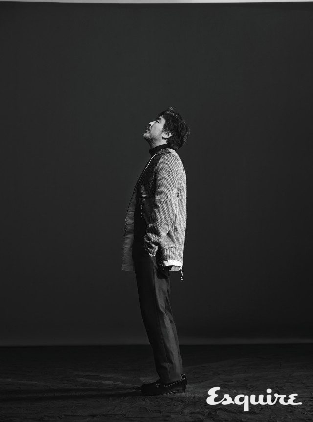 재킷 메종 마르지엘라 by 분더샵. 터틀넥, 바지 띠어리. 슈즈 CH 캐롤리나 헤레라.