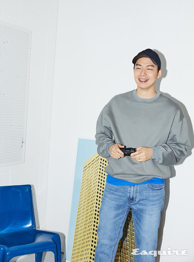 그레이 스웨트셔츠, 워싱 데님 팬츠 모두 타임옴므.