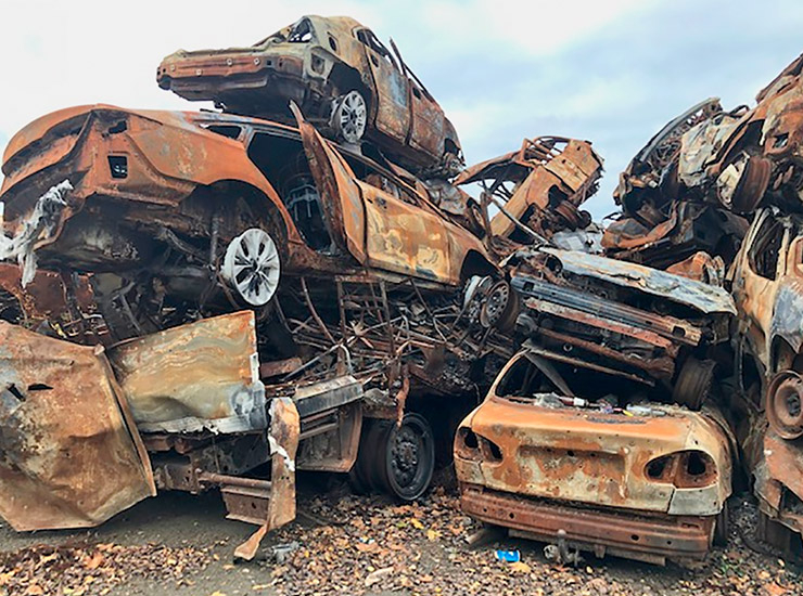 부차에서 본 불에 탄 차량. &copy; BENJAMIN BUSCH