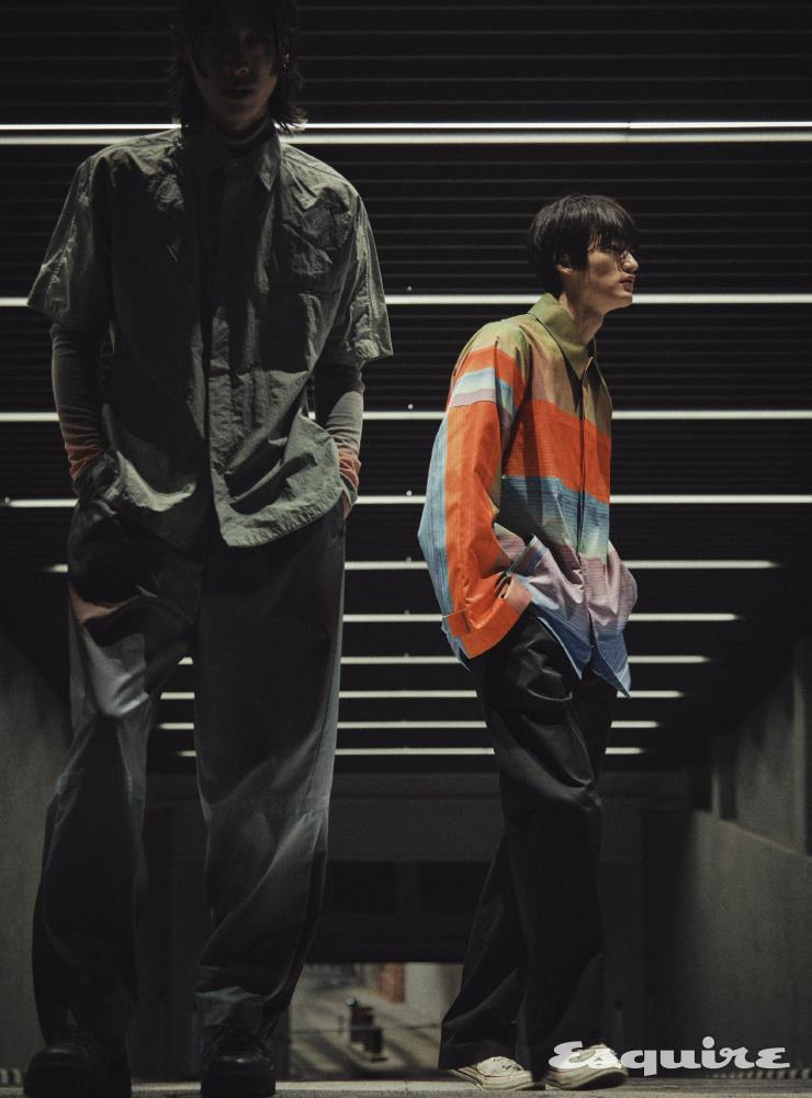 (왼쪽부터) 아우트라인 셔츠, 프린트 터틀넥 톱, 패널 트레이너 팬츠 모두 가격 미정 킨키. 부츠 모델 소장품. 드롭 숄더 재킷, 와이드 팬츠 모두 가격 미정 킨키. 슈즈 모델 소장품.