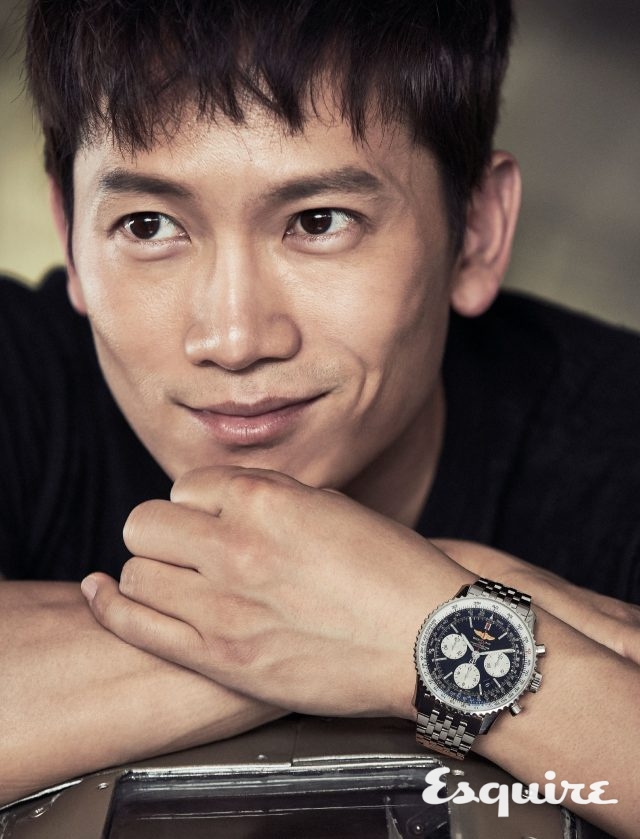 내비타이머 01, 케이스 지름 43mm, 스테인리스 스틸 케이스, 스테인리스 스틸 브레이슬릿. 1100만원대.