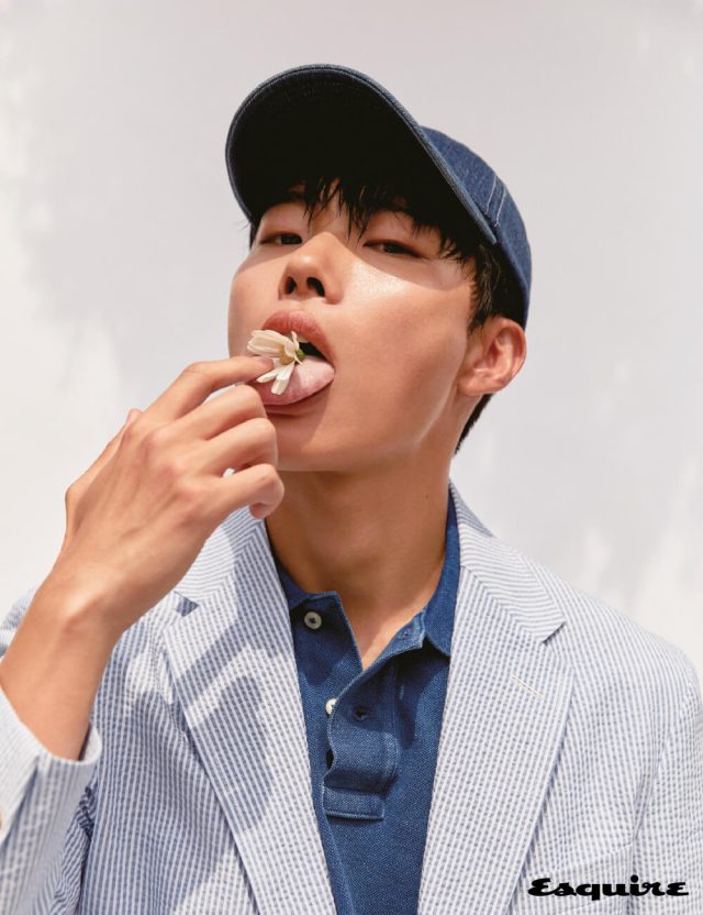 하늘색 줄무늬 시어서커 재킷, 폴로 메시 셔츠, 클래식 볼캡 모두 폴로 랄프 로렌.