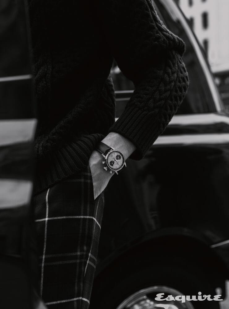 HAMILTON 인트라-매틱 오토 크로노, 40mm 스테인리스스틸, 검은색 송아지 가죽 스트랩, 282만원. 울 스웨터, 타탄체크 팬츠 모두 베르사체.