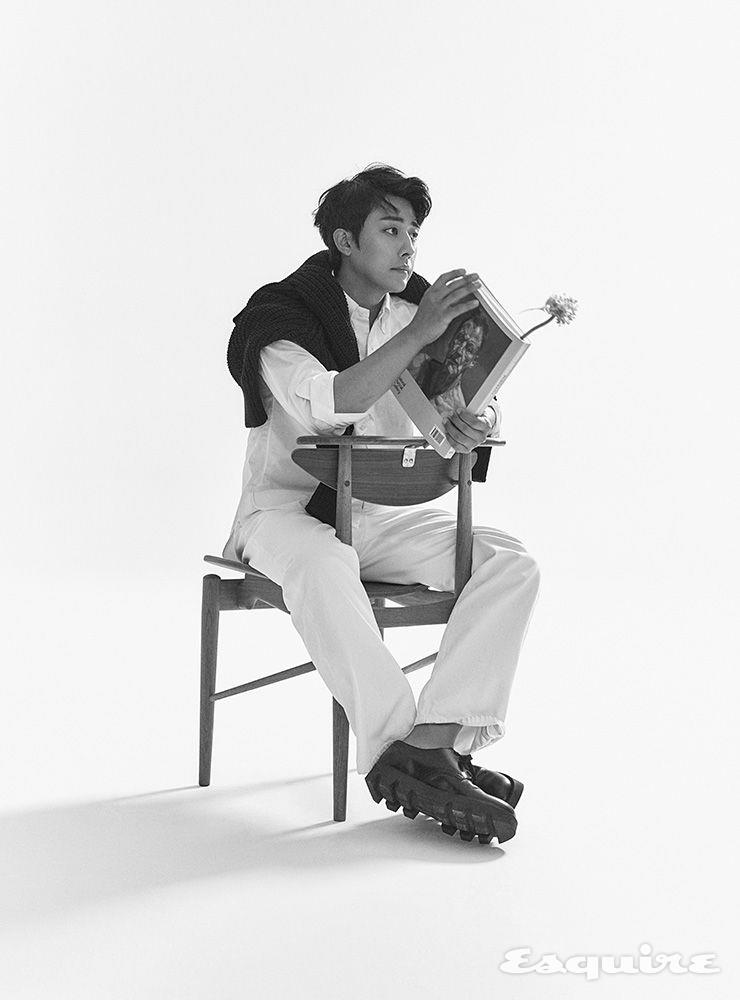 스웨터, 셔츠, 팬츠, 슈즈 모두 프라다.