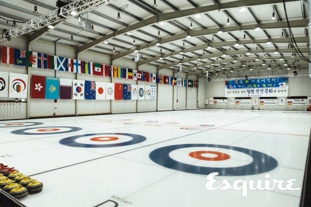 다행히 컬링장에 사람이 없었다. 우리의 취재 전날에는  촬영을, 취재 다음 날에는 CF 촬영이 있다고 했다. 당분간 이들은 더 즐거운 시간을 보낼 것이다. 그럴 자격이 있다.