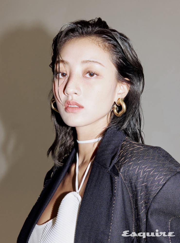 오버사이즈 재킷 드리스 반 노튼. 언밸런스 화이트 톱 렉토. 골드 이어링 페라가모.