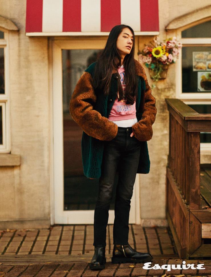 시어링 코트 가격 미정 코치. 분홍색 스웨트셔츠 가격 미정 H&M. 흰색 티셔츠 가격 미정 리차드슨. 검은색 팬츠 22만9000원 캘빈클라인 진. 검은색 부츠 가격 미정 지방시.  