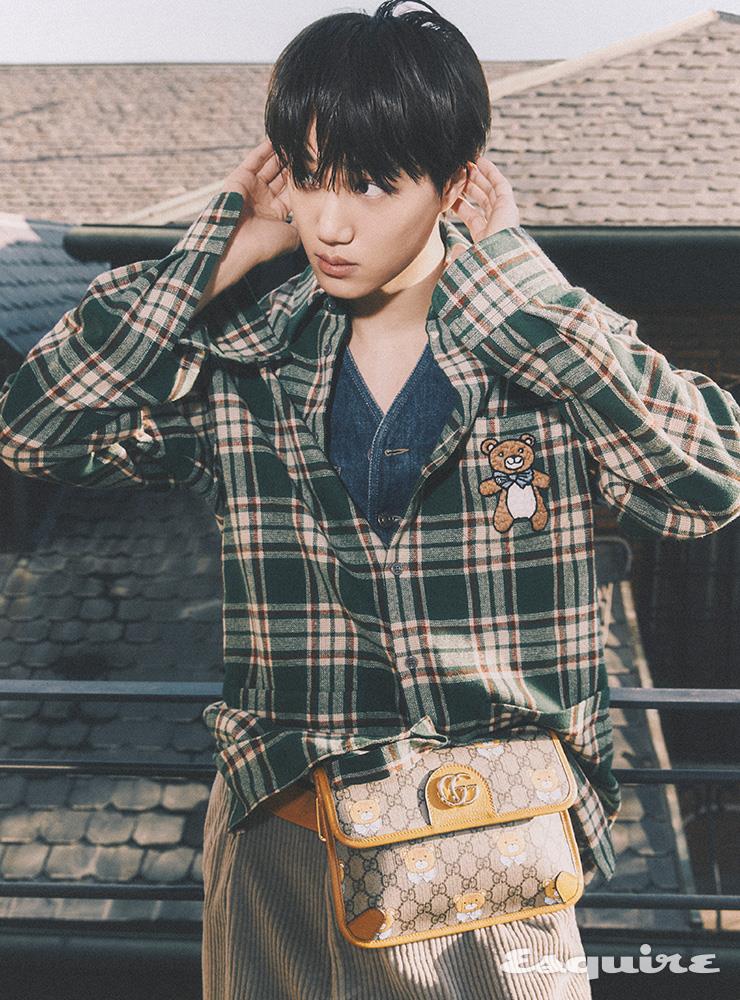 Kai x Gucci 체크 셔츠, 데님 베스트, 레더 패치 디테일의 코듀로이 팬츠, Kai x Gucci 벨트백 모두 구찌.