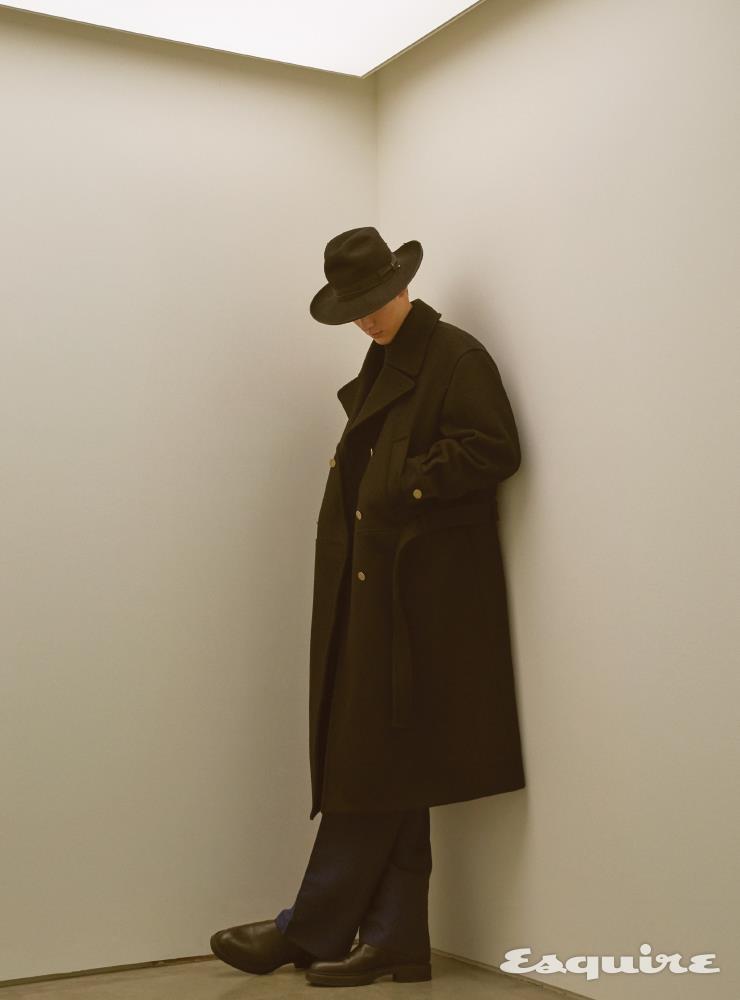 드롭 숄더 코트 가격 미정 던힐. 와이드 팬츠 185만원 미쏘니. 첼시 부츠 가격 미정 에르메스. 페도라 스타일리스트 소장품. 