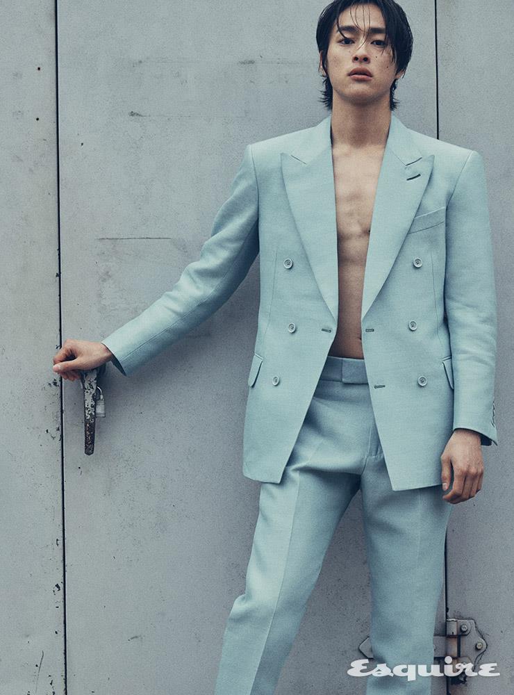 라이트 블루 더블브레스티드 포플린 재킷, 팬츠 모두 가격 미정 톰 포드.