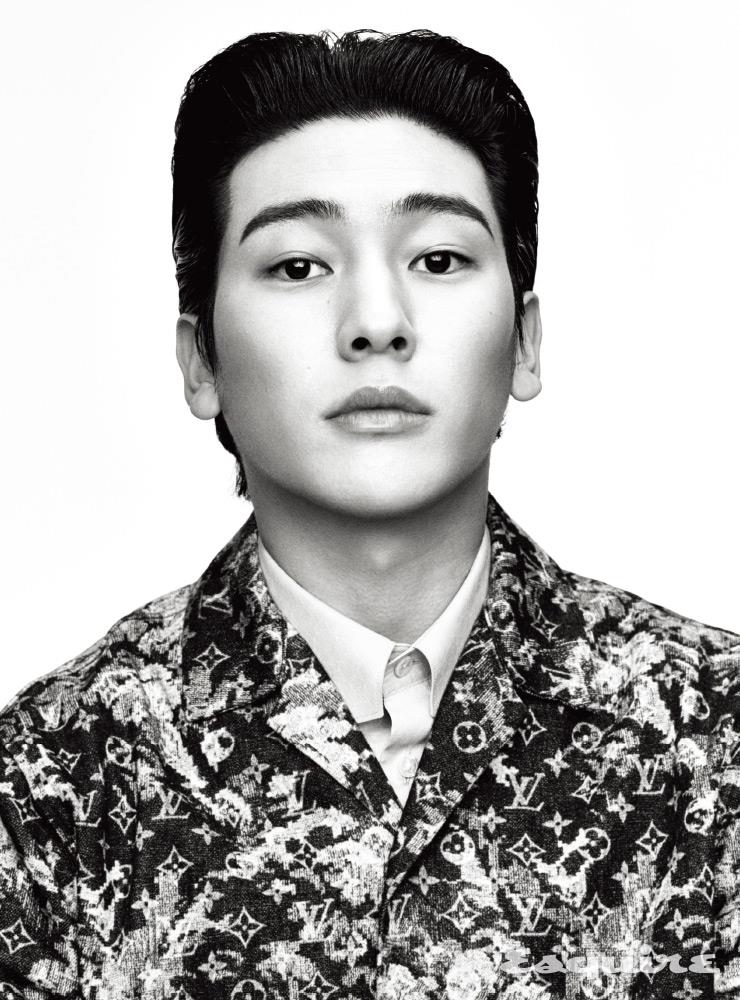 데님 셔츠, 이너 셔츠 모두 가격 미정 루이 비통.