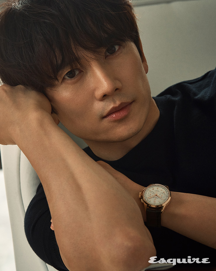 40mm 18K 레드 골드 케이스와 실버 다이얼, 다크 브라운 가죽 스트랩의 프리미에르 B09 크로노그래프 40 2100만원대 브라이틀링. 블랙 티셔츠 스타일리스트 소장품.