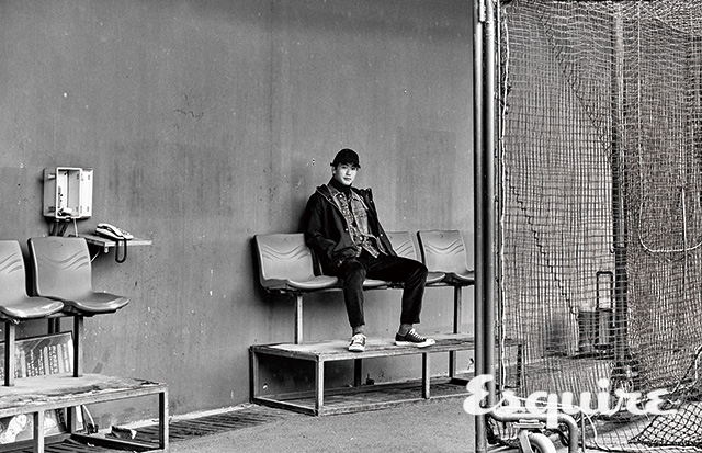 블랙 터틀넥, 데님 재킷 모두 캘빈클라인 진. 플라워 패턴 셔츠 펜디. 후드 점퍼 YMC. 코듀로이 바지, 볼캡 모두 YMC. 스니커즈 컨버스. 양말 에디터 소장품