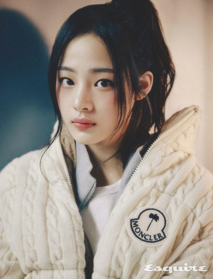 울 다운 재킷, 집업 카디건 모두 몽클레르x팜 엔젤스. 화이트 톱 스타일리스트 소장품.