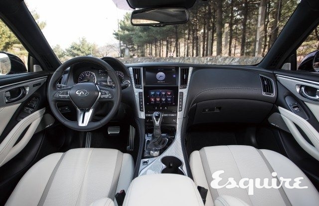 INTERIOR좌우 비대칭 구성으로 운전자 중심 디자인을 구현했다. 시트가 편안하고 모든 조작 스위치는 예상되는 위치에 정확하게 자리한다. 액티브 노이즈 캔슬레이션 기술과 방음 장치로 외부 소음을 효과적으로 차단한다. 차가 달리면서 운전자를 흥분시켜야 할 순간과 편안하게 해야 할 순간을 정확하게 구분할 수 있는 능력이 특징이다.