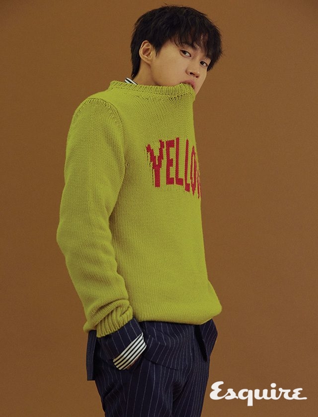 스트라이프 셔츠 S.T. 듀퐁. 핀스트라이프 슈트 맨온더분. 레이어드한 니트 톱 펜디.