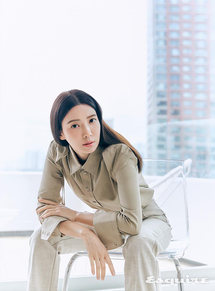 셔츠, 부츠컷 팬츠 모두 보테가 베네타.