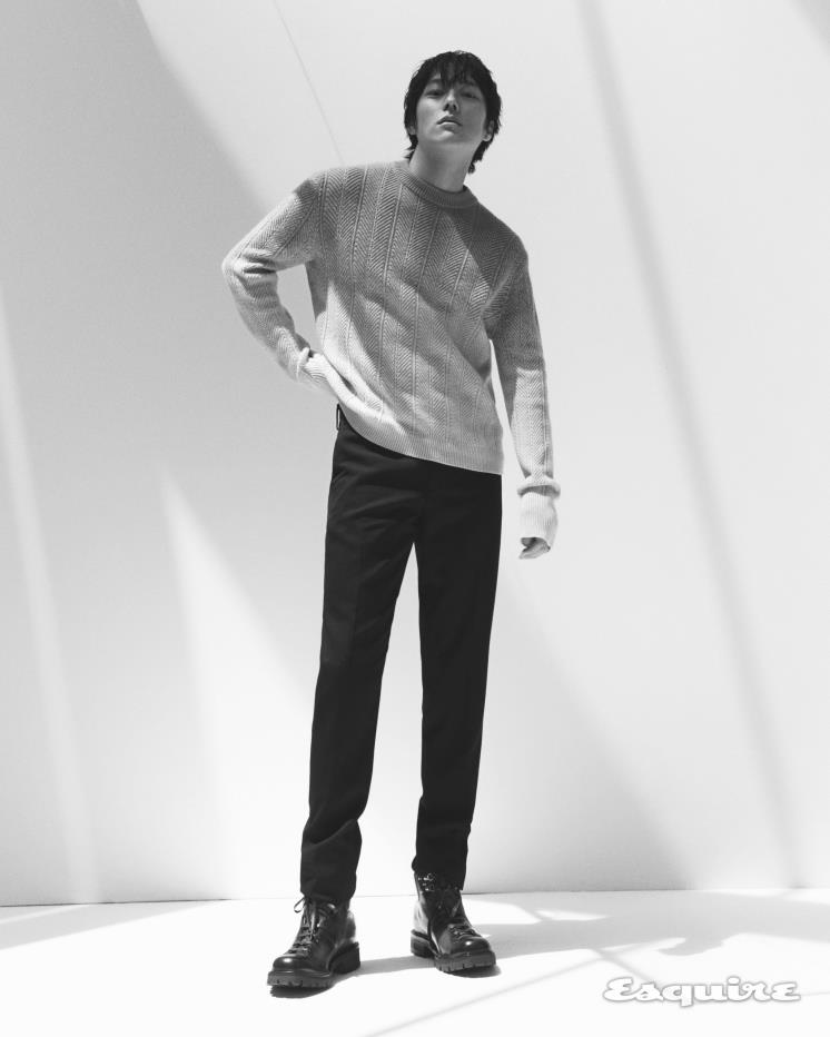 캐시미어 스웨터, 팬츠, 부츠 모두 벨루티.