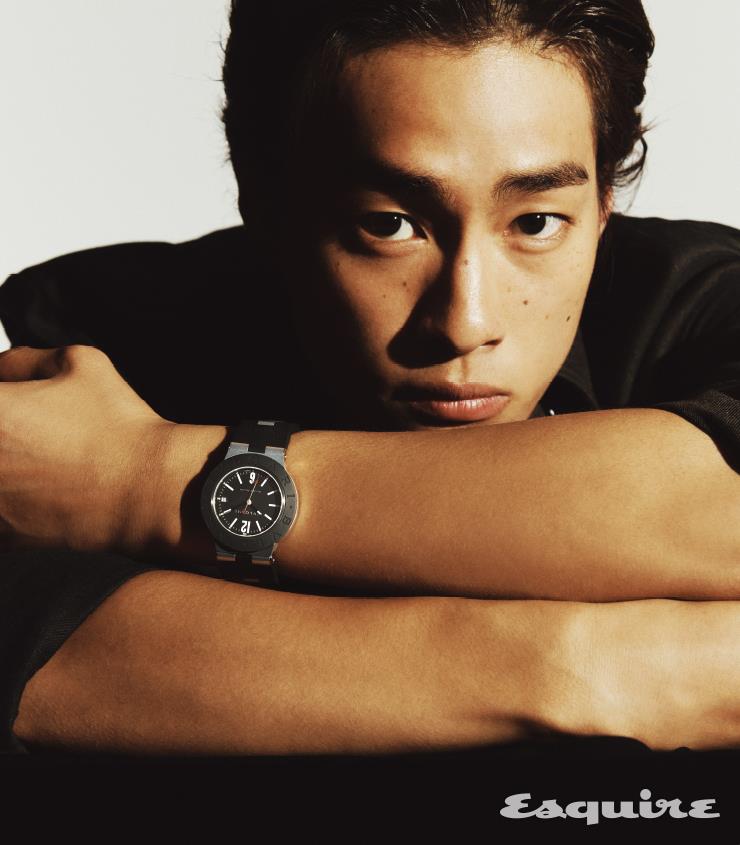 1998년 출시된 모델을 현대적으로 재해석한 시계. 40mm 알루미늄 케이스에 티타늄 케이스백을 적용했으며, 최대 100m 방수가 가능하다. 불가리 알루미늄 385만원 불가리.