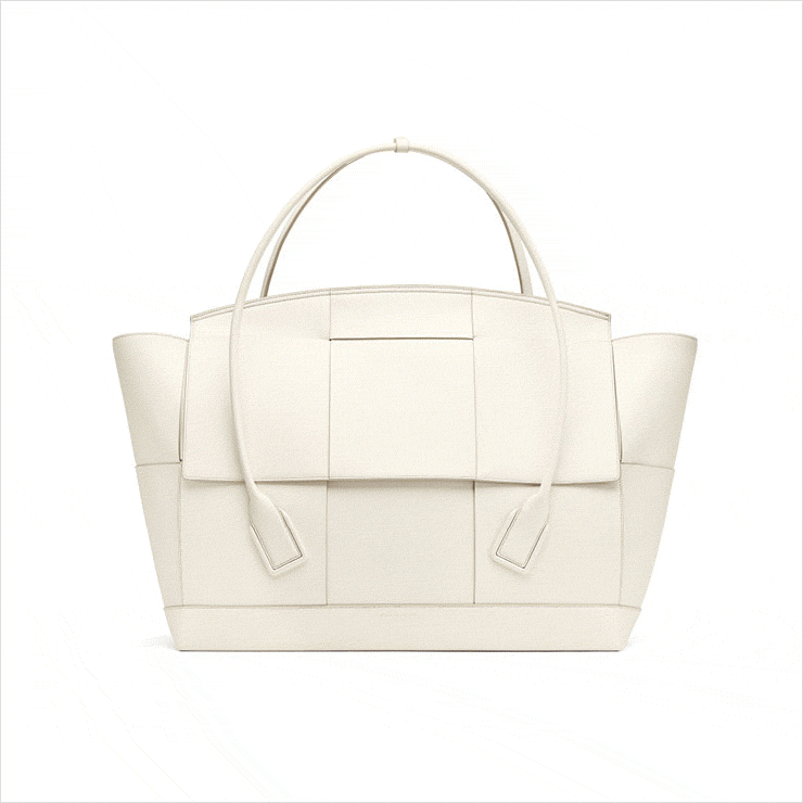 아이코닉한 인트레치아토 디테일을 현대적인 감성으로 재해석한 아르코 백.