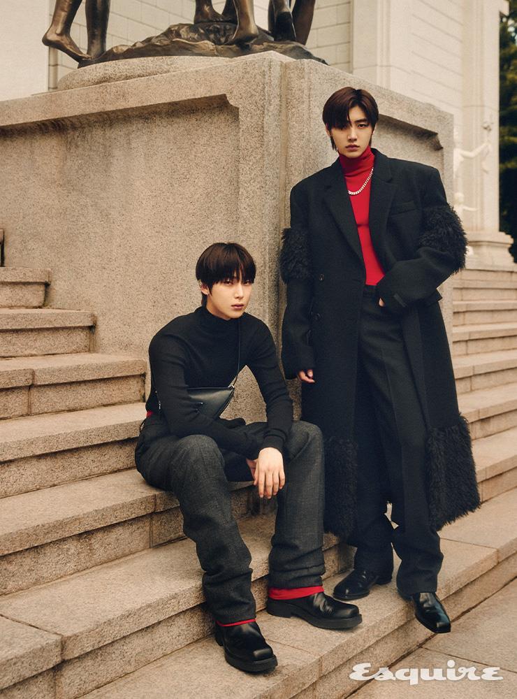 (선우) 터틀넥 니트 톱, 팬츠, 이너 팬츠, 부츠, 백 모두 프라다. (성훈) 퍼 장식 코트, 터틀넥 니트 톱, 팬츠, 부츠, 네크리스 모두 프라다.
