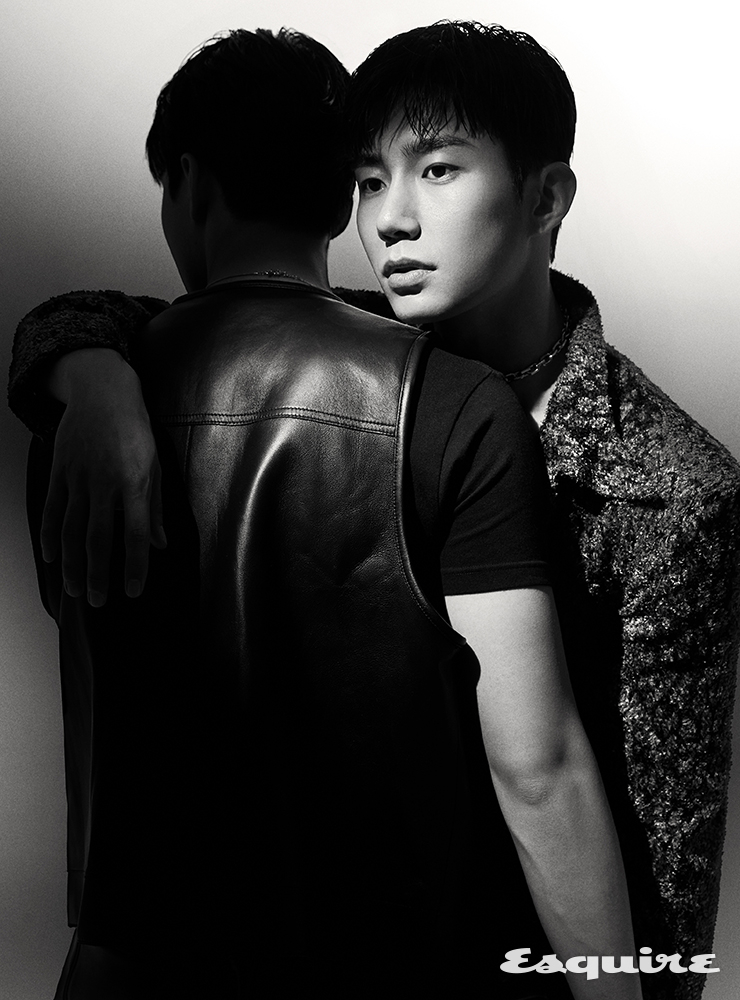<강민> 이너 스타일리스트 개인소장품, 레더베스트 앤드로스, 목걸이 블랙퍼플 <우현> 셔츠 디바인코메디, 목걸이 키픔