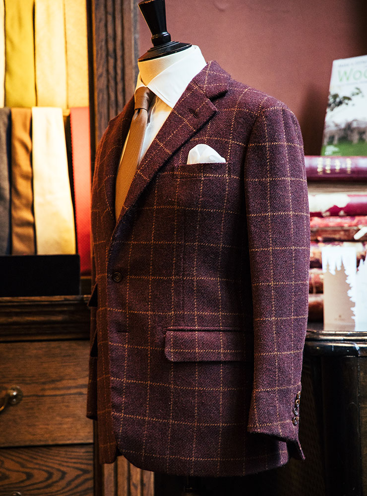 영국 찰스 왕세자의 옷을 만드는 앤더슨 앤 셰퍼드 숍 풍경. 정통 브리티시 슈트 스타일을 보여준다.