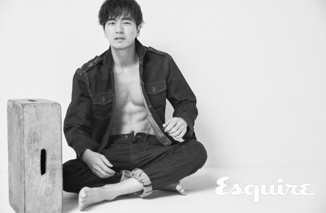 커팅 디테일 데님 재킷, 데님 바지 모두 발렌티노.