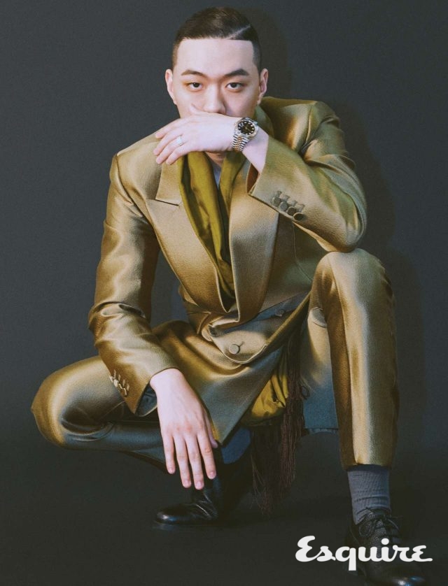 금색 슈트, 스카프 모두 김서룡 옴므. 구두 코스.