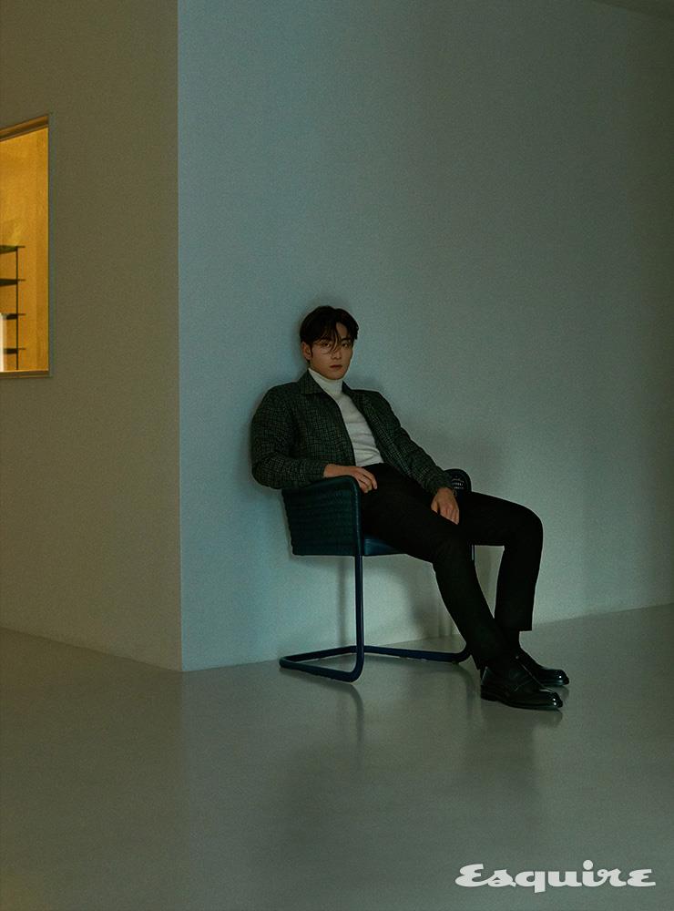 체크 블루종, 터틀넥 스웨터, 팬츠, 옥스퍼드 슈즈 모두 보스 맨.