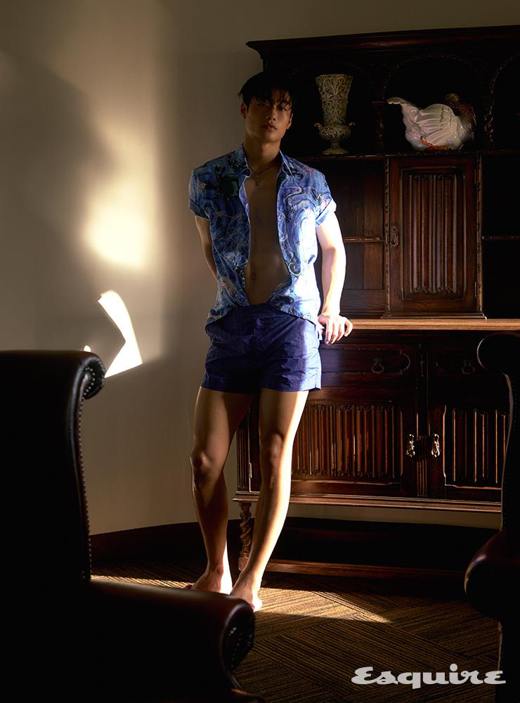 프린트 셔츠, 스윔웨어 모두 가격 미정 디올 맨. 플립플롭 가격 미정 톰 포드. 네크리스 모두 에디터 소장품.