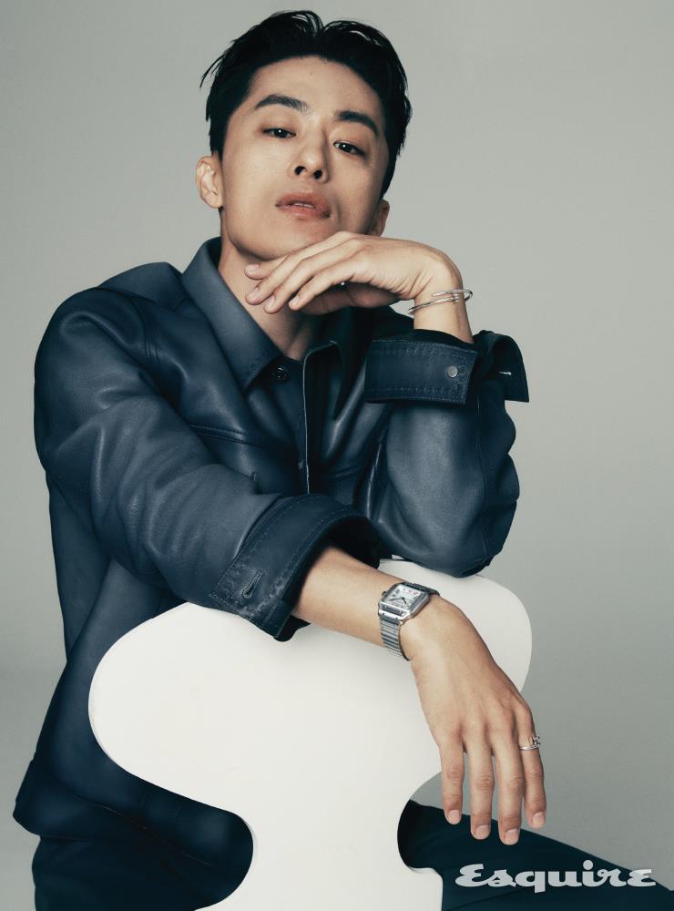 18K 화이트 골드 저스트 앵 끌루 브레이슬릿, 1847 MC 칼리버를 탑재한 미디엄 산토스 드 까르띠에 워치, 18K 화이트 골드 저스트 앵 끌루 링 모두 까르띠에. 레더 재킷 벨루티. 팬츠 파브레가.