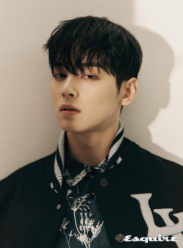 체인 카모 바시티 재킷, LV 프린티드 리프 레귤러 쇼트 슬리브 셔츠 모두 루이 비통.