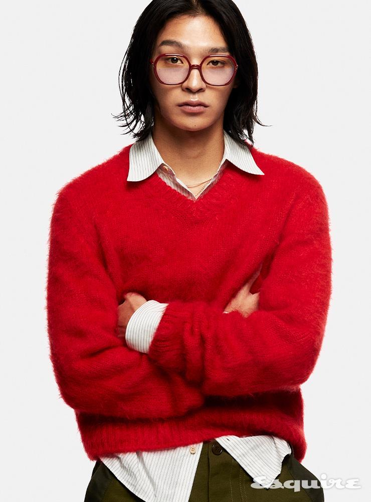 레드 캐시미어 스웨터 138만6000원, 스트라이프 셔츠 81만9000원, 카키 팬츠 123만3000원 모두 구찌. 안경 가격 미정 톰 포드.