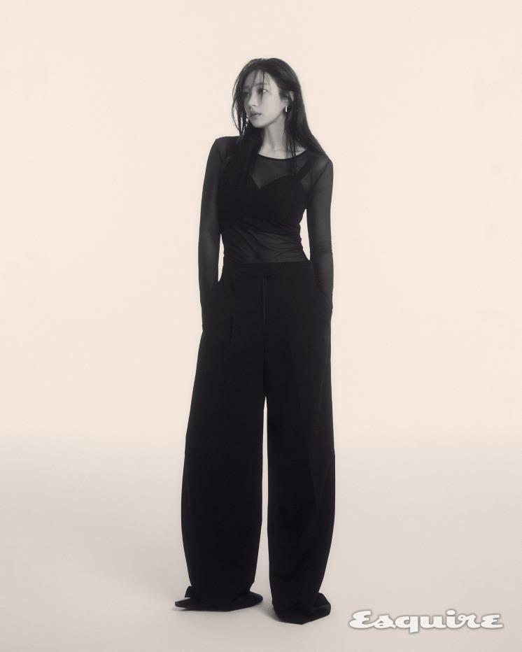톱 다이애그널. 팬츠 자라.