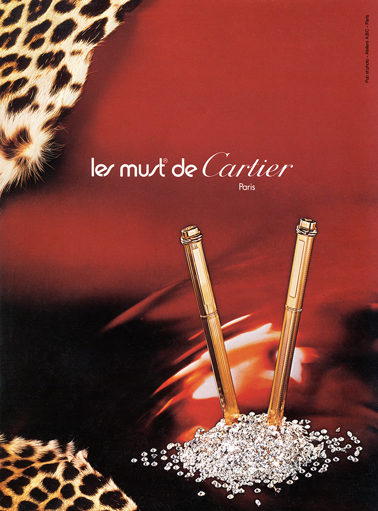 수직 거드룬 디테일의 레 머스트 드 까르띠에 오벌 펜 광고, 1976년. Les Ateliers ABC © Cartier