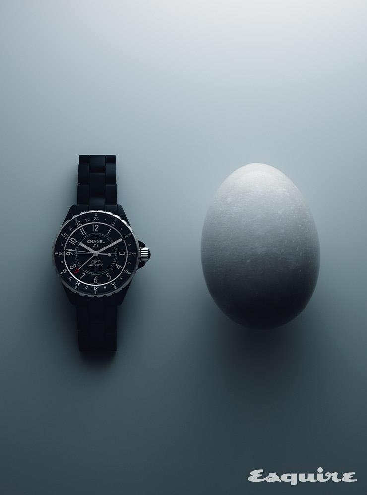 매트한 블랙 세라믹을 적용한 J12 GMT 워치 41mm. 플랜지 위에 새긴 24시간 타임존을 통해 다른 한 곳의 시간을 확인할 수 있다. Chanel Watches.