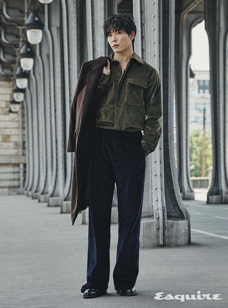 코트, 셔츠, 팬츠, 슈즈 모두 던힐.