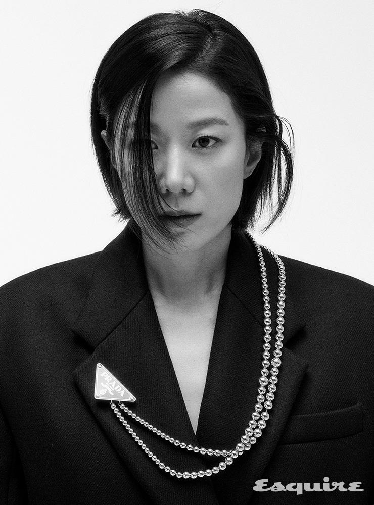 코트, 브로치 모두 프라다.