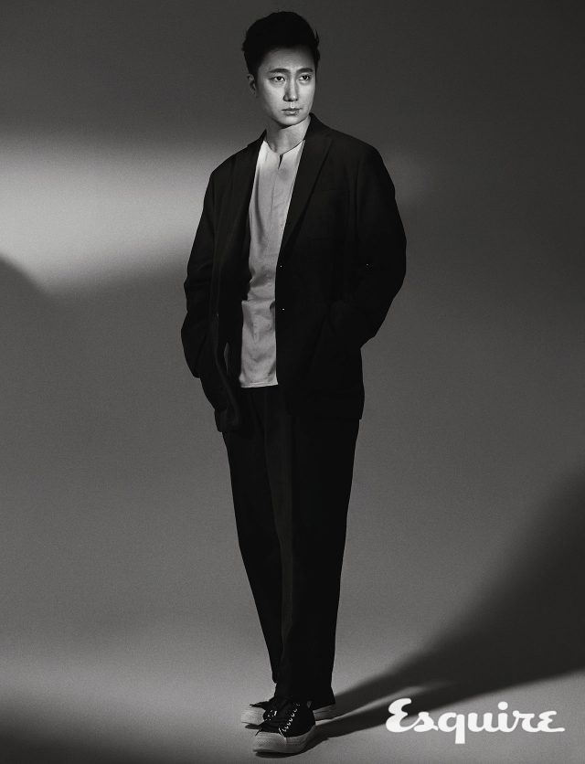 재킷, 바지 모두 로리엣. 그레이 톱 리버클래시. 신발 풋더코처 by 유니페어.