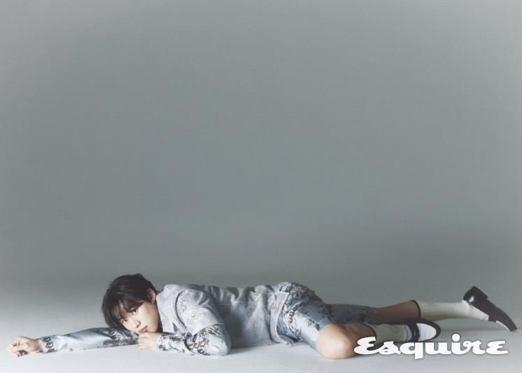  메시 하프 슬리브 셔츠, 패턴 셔츠, 쇼츠, 니트 삭스 모두 디올 맨. 로퍼 스타일리스트 소장품.