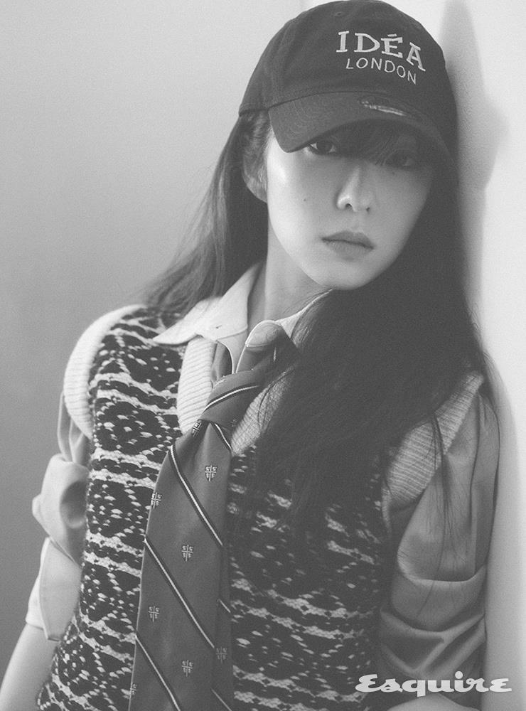 셔츠, 니트 베스트 모두 렉토. 타이 폴로 랄프 로렌. 캡 스타일리스트 소장품.