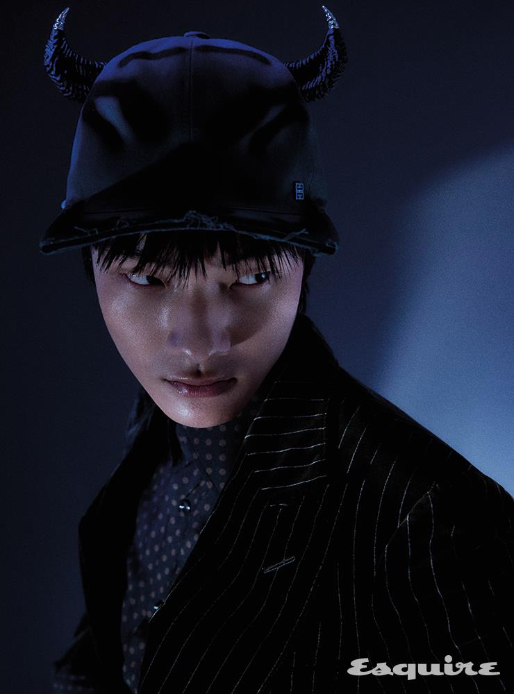 벨벳 재킷, 도트 셔츠 모두 가격 미정 톰 포드. 뿔이 달린 캡 가격 미정 지방시.