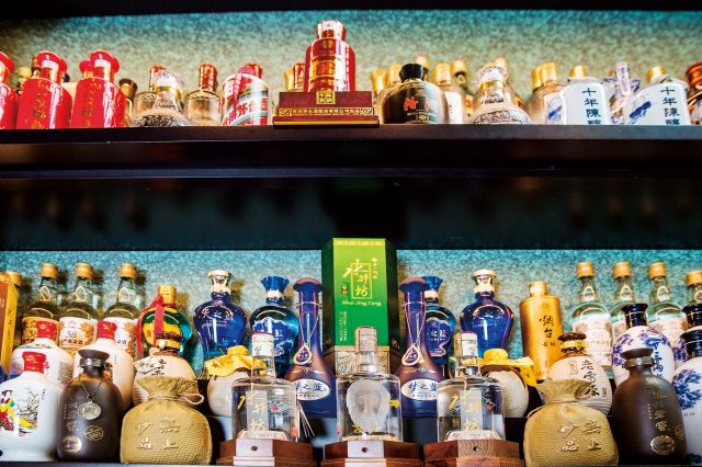 80여 종의 바이주를 보유한 모던눌랑은 밤이면 조도를 낮추고 재즈 선율로 공간을 채우는 등 바이주 칵테일에 중국식 핑거푸드를 곁들이기 좋은 공간으로 변신한다.