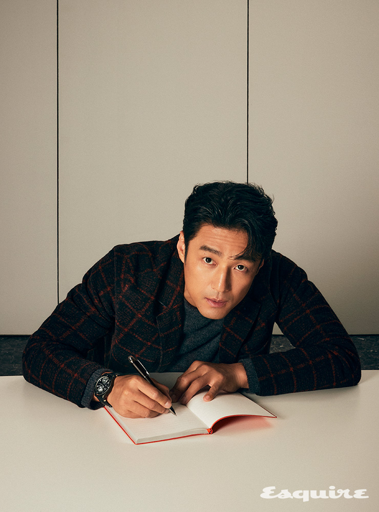 몽블랑의 엠블럼이 돋보이는 ‘스타워커 울트라블랙 레진 파인라이너’, 산악 탐험 정신을 담은 월드타이머 ‘1858 지오스피어 울트라블랙 리미티드 에디션 858’ 워치, 사피아노 레더 커버로 이뤄진 ‘#146 노트 망가니즈 오렌지’ 노트 모두 몽블랑. 니트 존 바바토스, 재킷 비오비. 